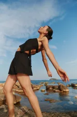 Top strapless negro confeccionado en lino y rayón, con elástico y lazo para atar en la espalda.