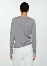 Sweater de punto fino color beige, con cuello redondo y mangas largas.