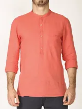 Camisa amarilla de lino con cuello mao y manga larga.