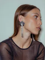 Aros colgantes con forma de flor negra con glitter y tiras de strass plateado.