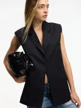 Chaleco negro con cuello solapa, sin mangas y con hombreras.
