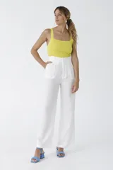 Crop top blanco de tejido de punto acanalado, con breteles anchos y escote cuadrado.