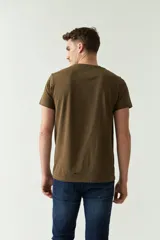 Remera gris de manga corta con cuello redondo y estampado con el logo de la marca y diseño de hojas.