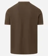 Remera de mangas cortas color crema, confeccionada con 50% algodón y 50% poliéster, con cuello redondo y tejido texturizado.