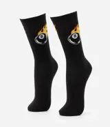 Par de medias negras de caña alta con estampa de bola 8 en llamas.