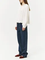 Jean de corte boyfriend en azul, confeccionado en 100% algodón, con diseño relajado.