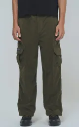 Pantalón cargo de corderoy color verde militar, corte regular y seis bolsillos.