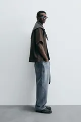 Pantalón de jean azul de corte amplio, con efecto encerado y lavado.