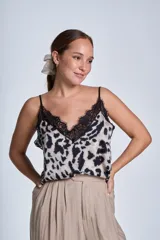 Musculosa con estampado animal print y detalles de encaje negro en el escote en V y tirantes finos.
