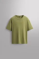 Remera verde oliva de corte relaxed fit, cuello redondo y manga corta. Tiene un pequeño logo estampado en el bajo.
