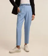 Pantalón de vestir rojo, estilo carrot (holgado en cadera y ajustado en tobillo), con pliegues frontales y cinturón de material sintético negro con hebilla pequeña.