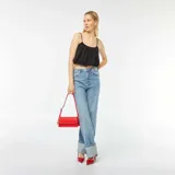 Musculosa corta negra con breteles finos y escote recto con fruncido.