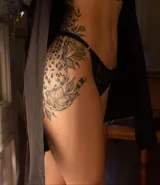 Pack de tres tangas de encaje azul con tiras regulables.