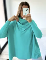 Polerón verde agua de tejido de punto, corte oversize con cuello caído y mangas largas ajustadas.