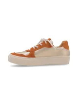 Zapatillas urbanas de cuero vacuno color dorado con detalles en gamuza color naranja.