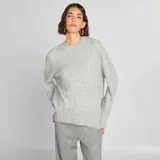 Sweater largo gris de tejido de punto, con cuello redondo y mangas largas.