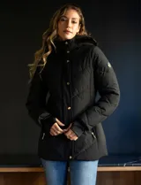 Campera negra acolchada con capucha con borde de piel sintética negra desmontable, cierre frontal con cremallera y botones a presión dorados, bolsillos laterales y puños elásticos.