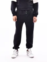 Pantalón de jogging negro con cintura elástica y cordón ajustable.