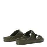 Sandalias Birkenstock Arizona color verde con doble tira y hebillas ajustables.