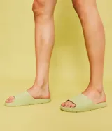 Ojotas tipo slide color verde claro, sin estampado.