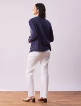 Chaqueta azul de algodón con bolsillos simulados y terminación desflecada.
