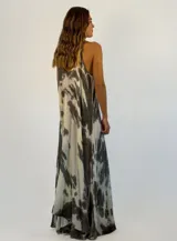 Vestido largo de tirantes finos con estampado tie-dye en tonos grises y blancos.