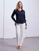 Camisa blanca de satén, marca Tahari. Cuello con solapa y escote en V. Abertura central con botones. Manga larga con puño y botón.