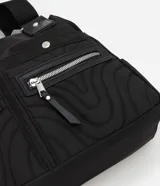 Cartera satchel mediana de PU color negro, con textura capitoneada, doble asa corta y correa larga extraíble. Posee cierre principal con cremallera y bolsillos externos con cremallera.