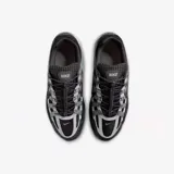 Zapatillas Nike P-6000 color negro y gris con detalles plateados.
