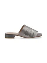 Sandalias rojas con taco cuadrado dorado.