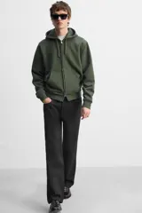 Pantalón de jean negro de corte recto, con cinco bolsillos y cierre frontal con botones. Colección especial Origins.