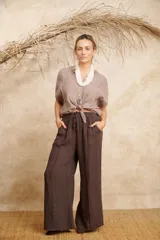 Camisa color beige de lino con terminaciones en tejido.