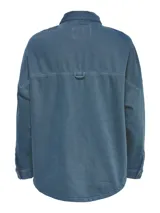 Camisa azul denim de manga larga con dos bolsillos frontales con botón.