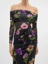 Top ajustado de mangas largas, con hombros descubiertos y estampado floral.