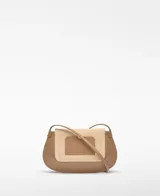 Bandolera pequeña de piel bovina en tonos camel y beige. El cuerpo principal es de piel lisa color camel con forma redondeada, y la solapa frontal es de serraje (gamuza) color beige claro. Posee un asa larga regulable y un tarjetero en el interior y exterior.