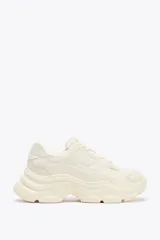 Zapatillas deportivas color crema con suela chunky y plataforma irregular de 5 cm.