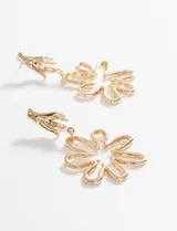 Aros colgantes plateados con forma de flor calada.