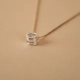 Conjunto de collar y caravanas en plata 925 con circonias. El collar tiene una cadena de 45cm y un dije de 5mm de diámetro.