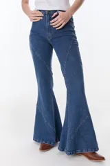 Pantalón de jean acampanado azul con diseño de paneles y costuras a la vista.