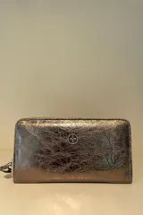 Billetera de charol color rojo con cierre perimetral y logo metálico plateado en el frente.