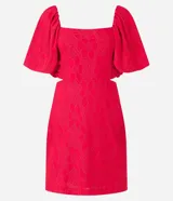 Vestido corto evasê rojo con bordado floral, escote cuadrado, mangas cortas abullonadas y espalda descubierta.