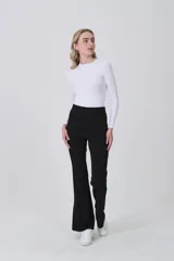 Calza estampada con patrón de leopardo en tonos marrones y negros. Talle alto y corte recto/ligeramente acampanado en el bajo.