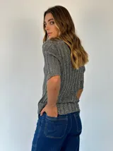 Top de lurex color naranja, con cuello en V y mangas cortas.