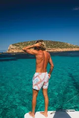 Short de baño con estampado de flores y cachemira en tonos celeste, naranja y rosa. Tiene cintura elástica, cordón ajustable y bolsillo trasero con etiqueta de la marca.