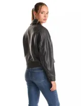 Camperita negra de eco cuero, estilo bomber o con cierre frontal, cuello solapa y puños ajustados.