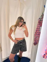 Remera corta blanca de algodón elastizado con bordado de cupido.
