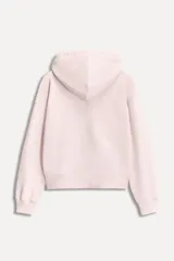 Sudadera rosa pálido con capucha, cierre frontal con cremallera, bolsillos tipo canguro y logo bordado en el pecho.