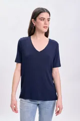 Remera azul de manga corta con escote en V.