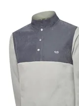 Micropolar gris con cuello alto y medio cierre con snaps. Tiene aplicación de tela en el canesú, dos bolsillos invisibles y parche con logo de pato.