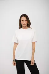 Remera blanca de manga corta con estampado trasero en negro que dice "ROCK AND ROLL" con efecto desgastado y un rayo.